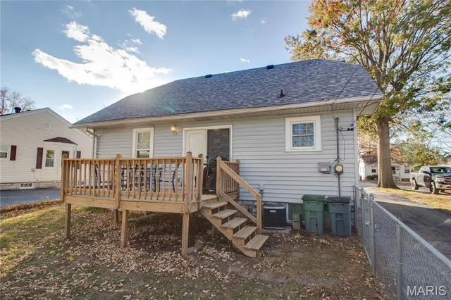 $130,000 | 469 Tipton Avenue, Wood River, IL 62095