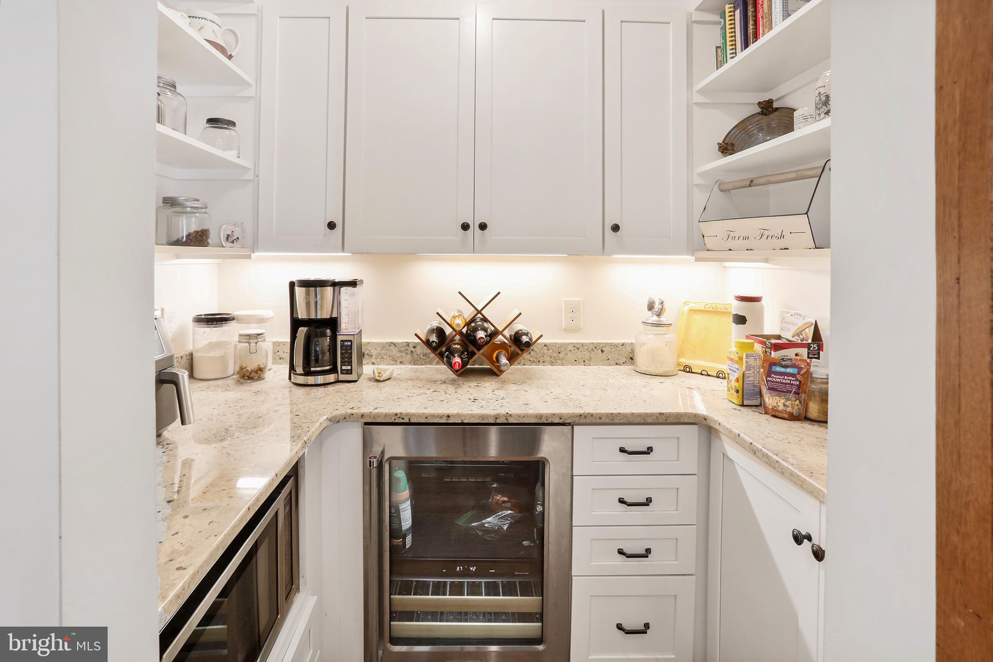 3411 Fenny Hill Road Delaplane, VA 20144 - Photo 7 of 75 Butler's pantry with beverage fridge & granite.