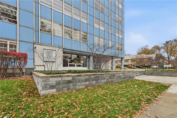 $155,000 | 333 West Meyer Boulevard, Unit 1104, Kansas City, MO 64113