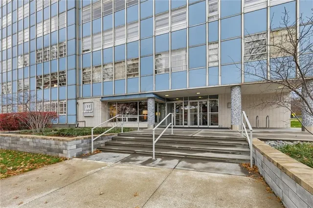 $159,000 | 333 West Meyer Boulevard, Unit 1104, Kansas City, MO 64113