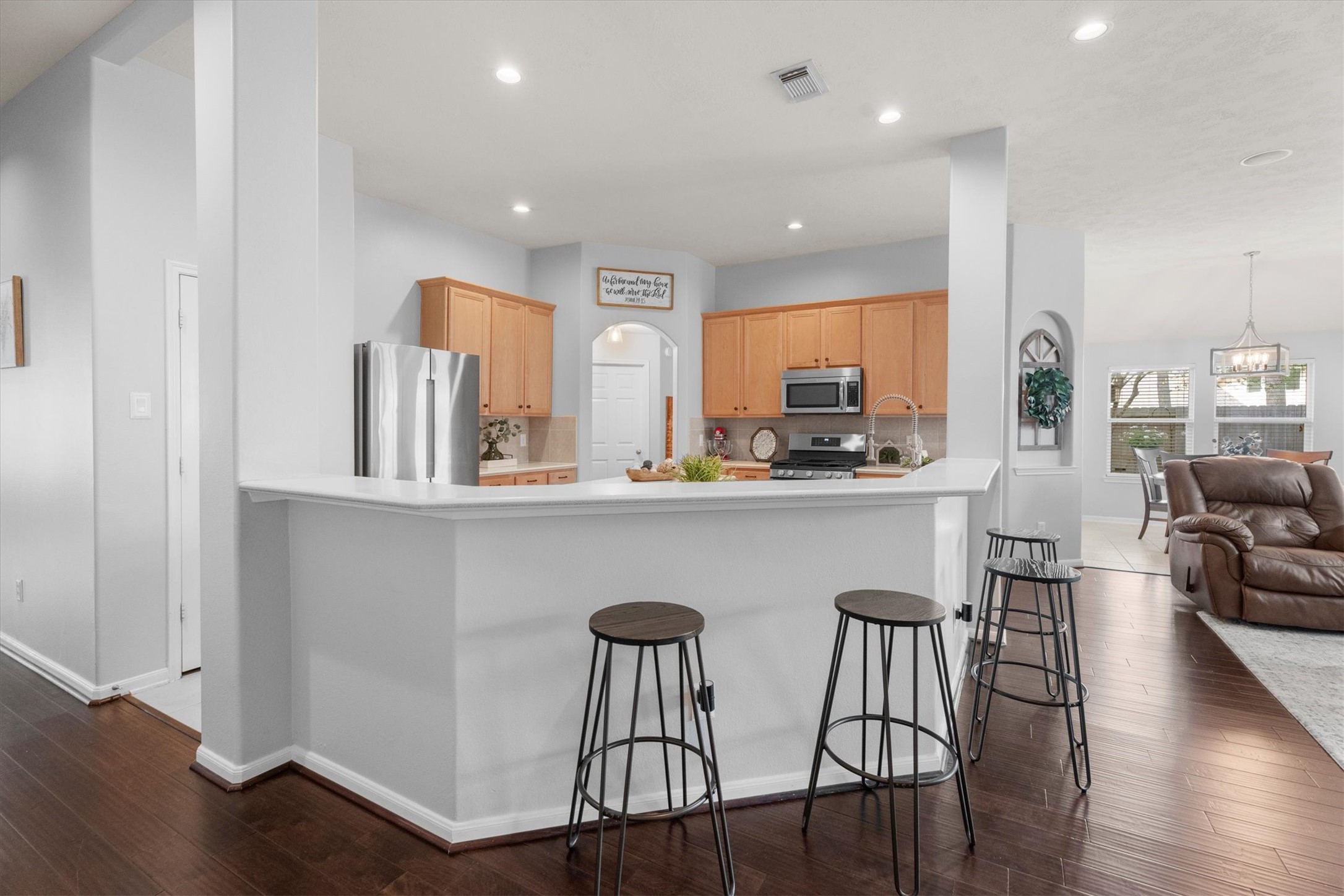 18502 Cascade Timbers Lane Tomball, TX 77377 - Photo 14 of 43 The breakfast bar is the perfect spot for homework, quick meals, or sitting and chatting with the chef while dinner is underway.