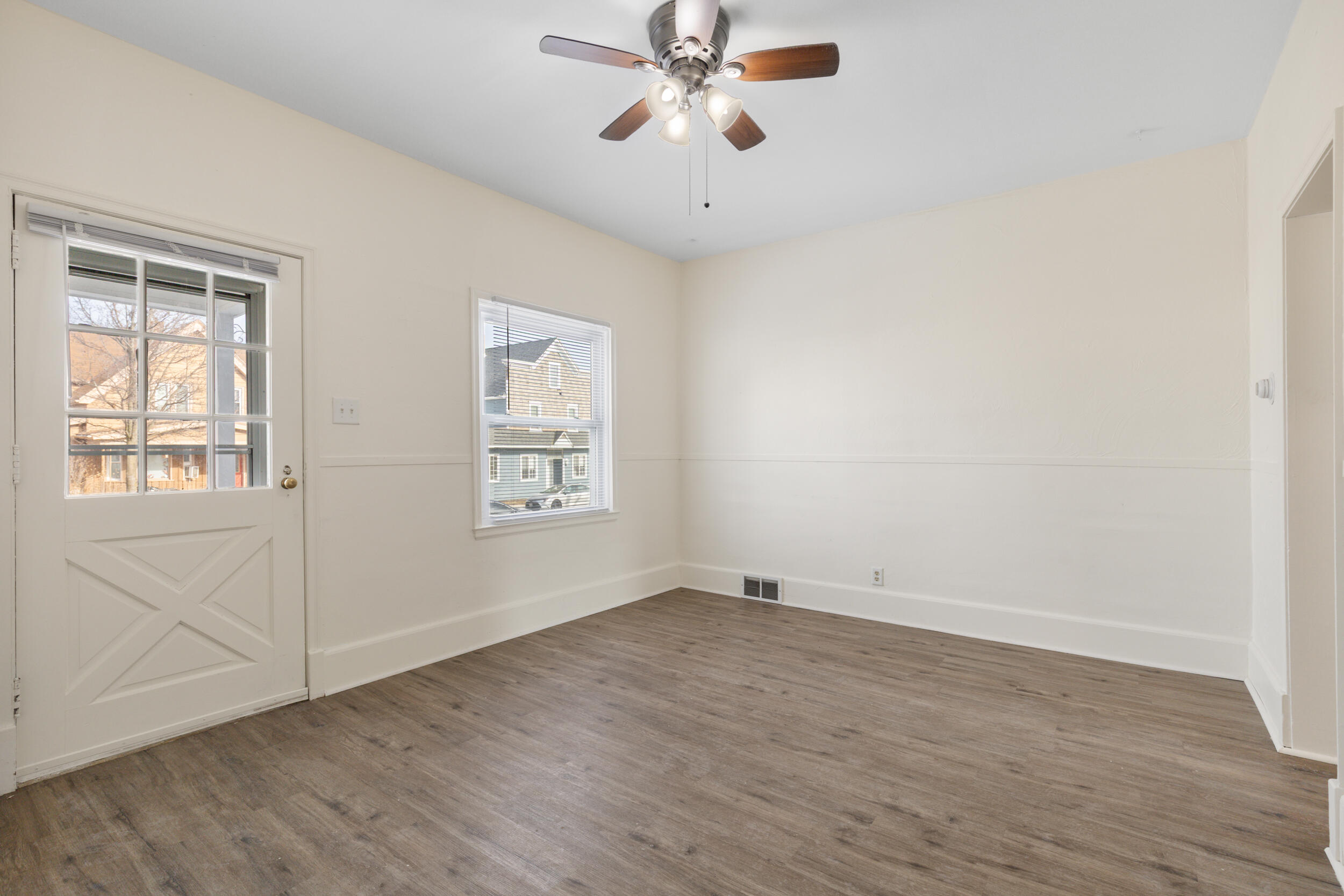 3867 East Pulaski Avenue Cudahy, WI 53110 - Photo 2 of 16 Living room
