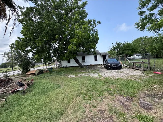 a view of a house with backyard