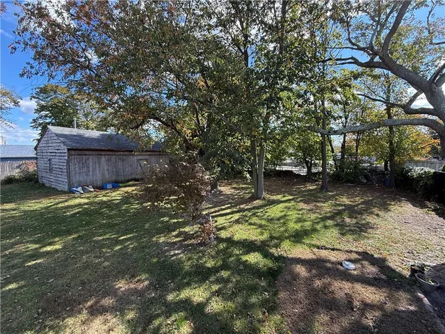 a view of a backyard