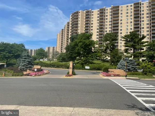 $2,300 | 205 Yoakum Parkway, Unit 804, Alexandria, VA 22304