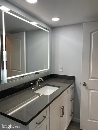 $2,300 | 205 Yoakum Parkway, Unit 804, Alexandria, VA 22304
