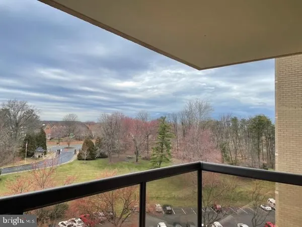 $2,300 | 205 Yoakum Parkway, Unit 804, Alexandria, VA 22304