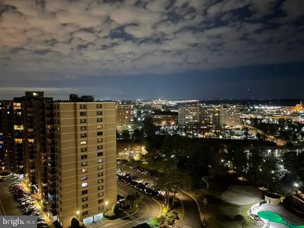 $2,300 | 205 Yoakum Parkway, Unit 804, Alexandria, VA 22304