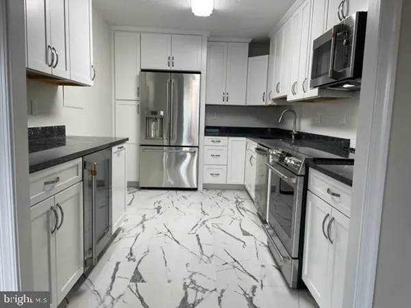 $2,300 | 205 Yoakum Parkway, Unit 804, Alexandria, VA 22304