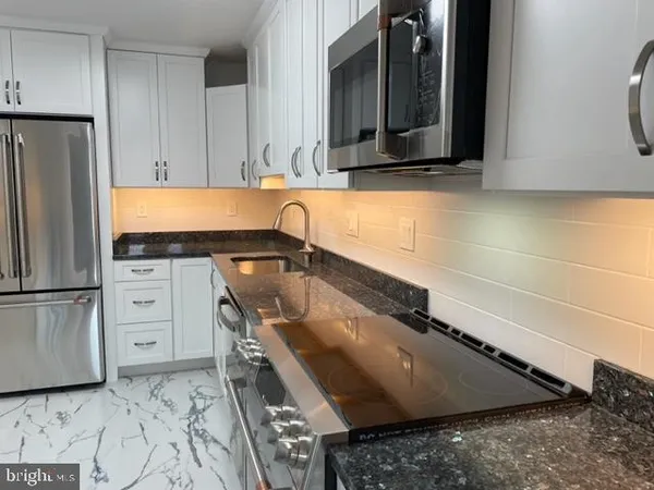 $2,300 | 205 Yoakum Parkway, Unit 804, Alexandria, VA 22304