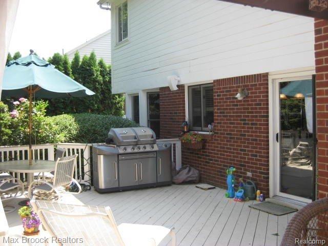 351 Jonathan Drive Rochester, MI 48307 - Photo 17 of 21 2ND VIEW OF DECK