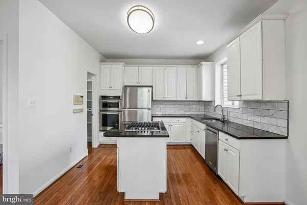 $749,900 | 13080 Park Crescent Circle, Herndon, VA 20171