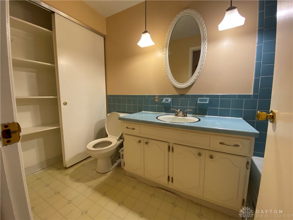5944 Overbrooke Road Centerville, OH 45440 - Photo 20 of 36 Guest bath
