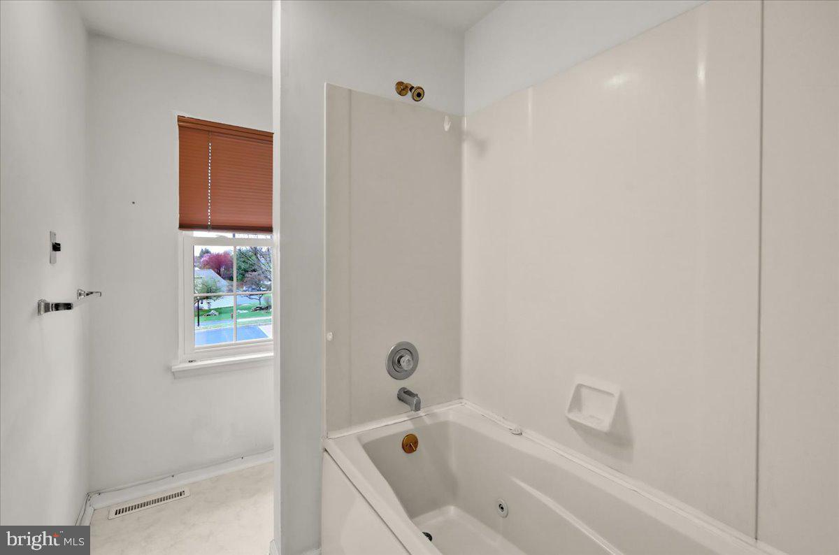 101 Heather Lane Reading, PA 19610 - Photo 33 of 38 a bathroom with a bathtub