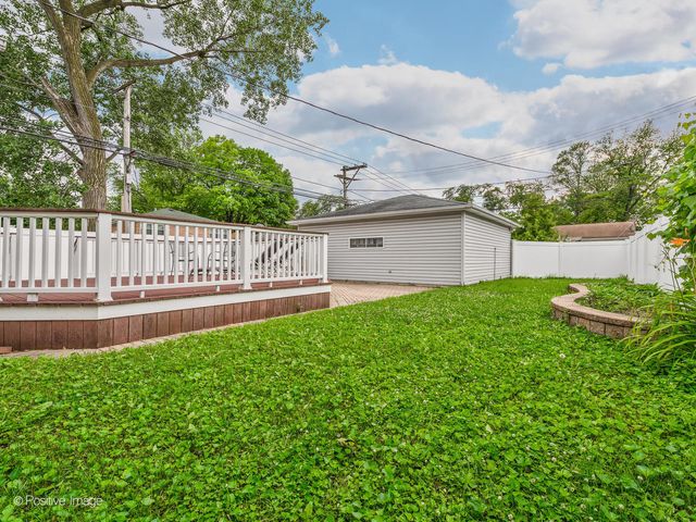 a view of a house with a yard and a fountain