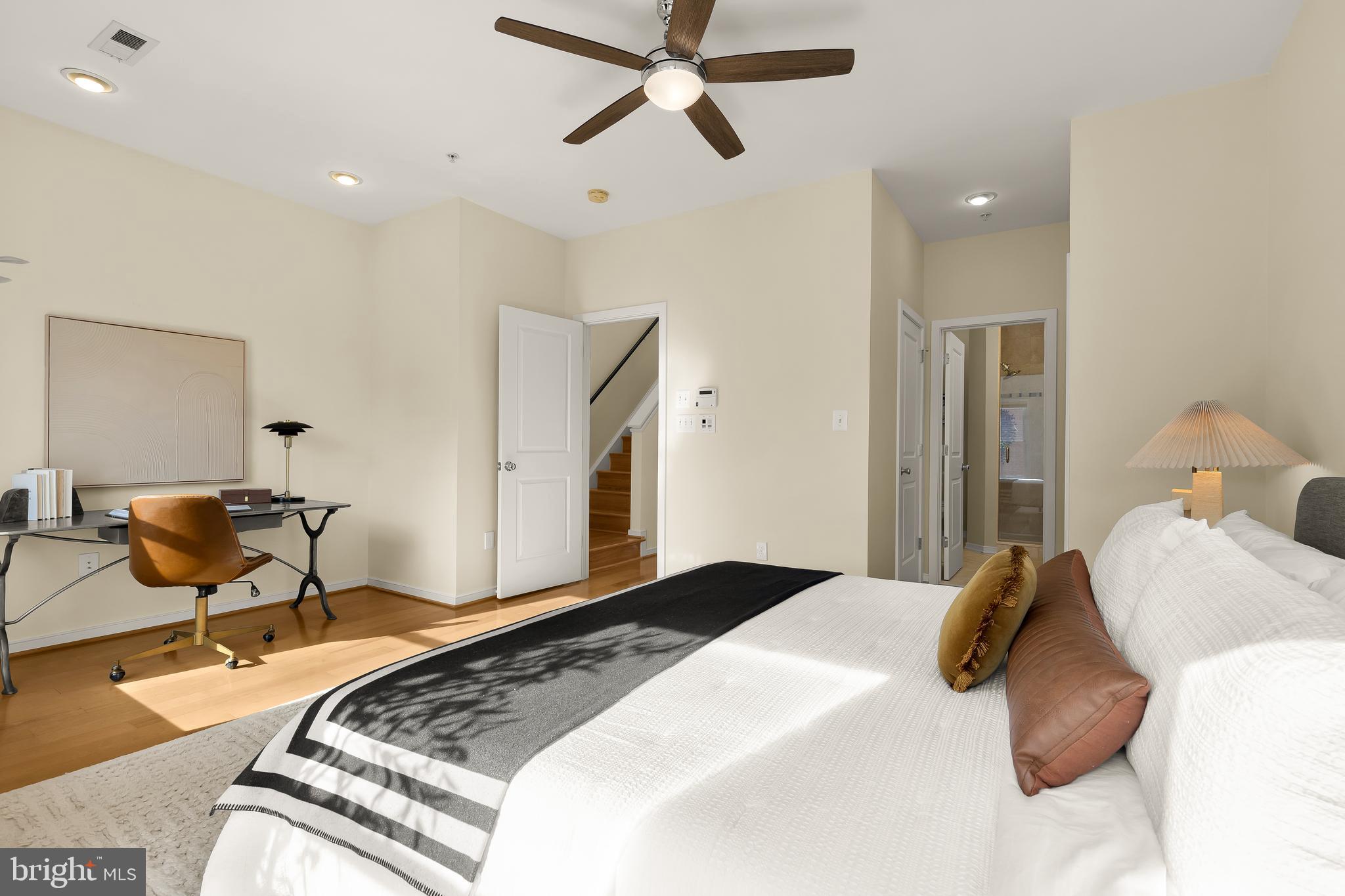 907 3rd Place Southeast Washington, DC 20003 - Photo 19 of 38 Even space for a desk