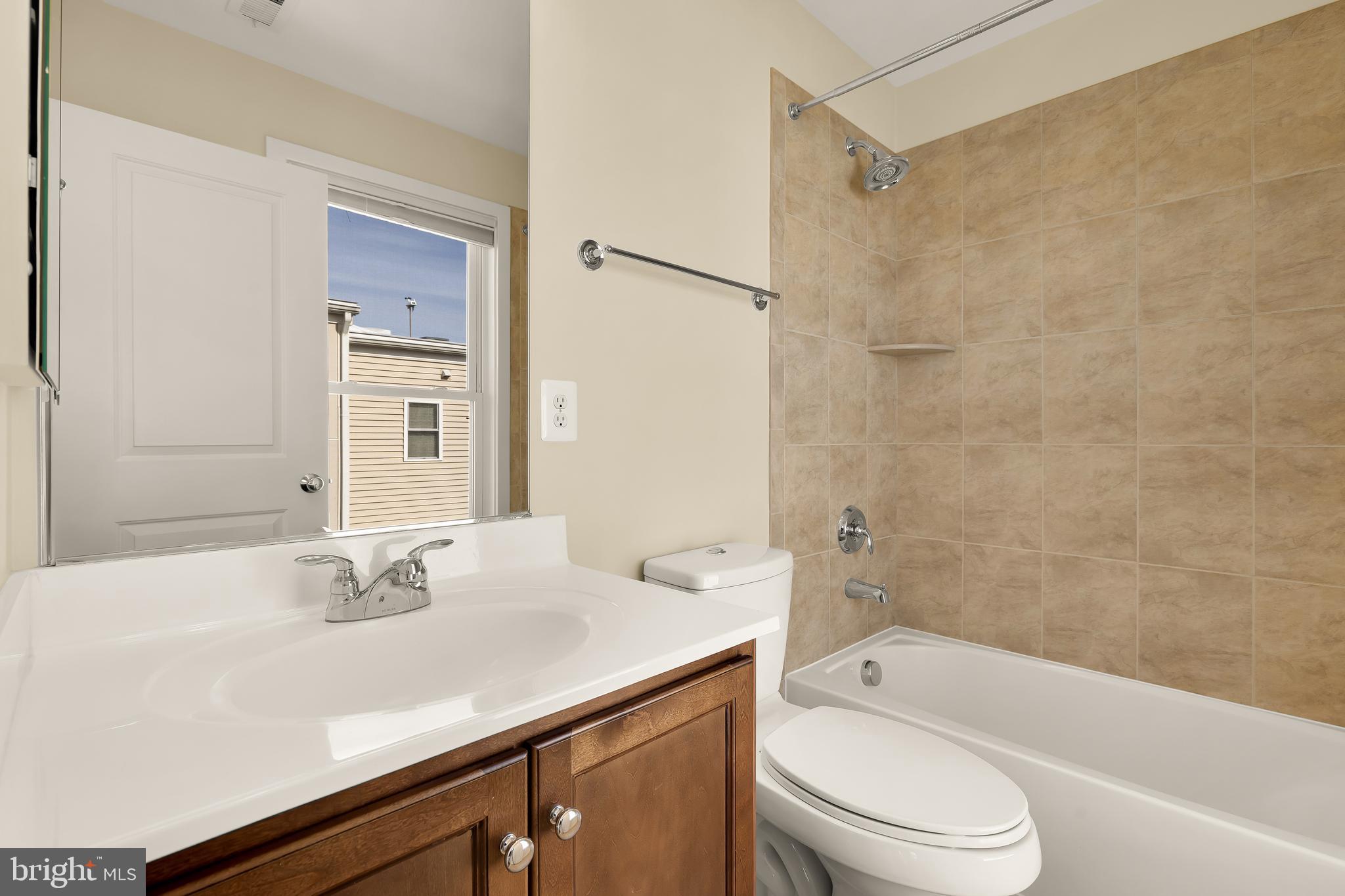 907 3rd Place Southeast Washington, DC 20003 - Photo 32 of 38 Full bath on top level