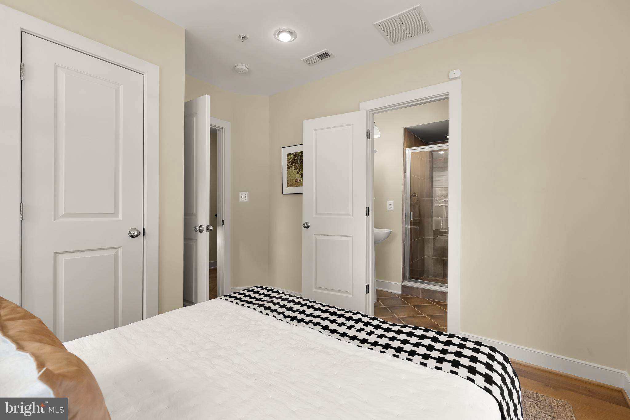 907 3rd Place Southeast Washington, DC 20003 - Photo 35 of 38