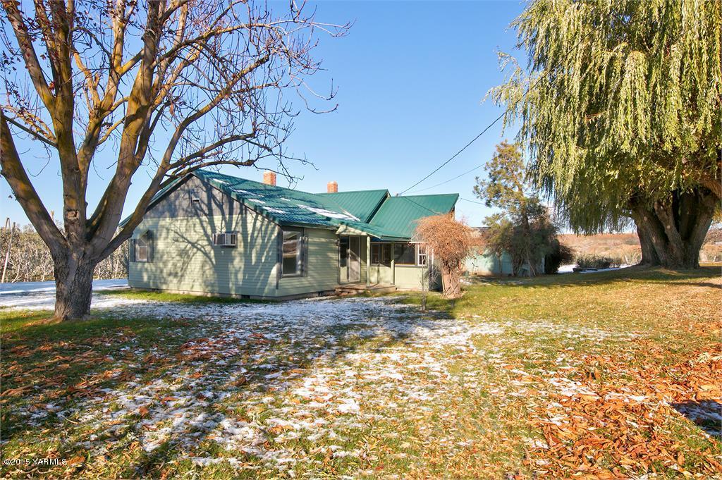 641 Lombard Loop Road Wapato, WA 98951 - Photo 1 of 18 a view of a outdoor space and a yard