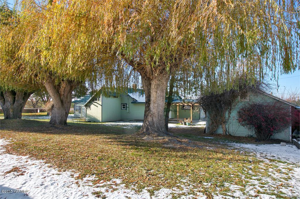641 Lombard Loop Road Wapato, WA 98951 - Photo 2 of 18 a view of backyard of house with green space