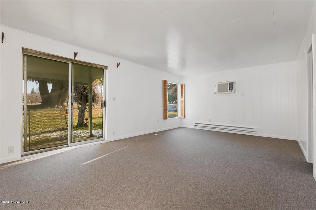 641 Lombard Loop Road Wapato, WA 98951 - Photo 14 of 18 an empty room with sliding glass door and shower