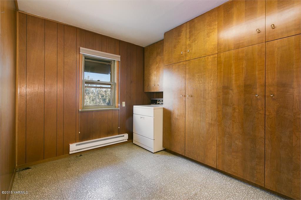 641 Lombard Loop Road Wapato, WA 98951 - Photo 18 of 18 a view of a garage