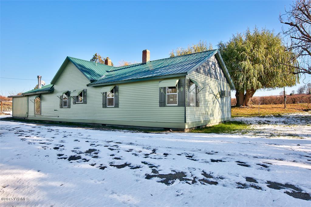 641 Lombard Loop Road Wapato, WA 98951 - Photo 4 of 18 a front view of a house with a yard