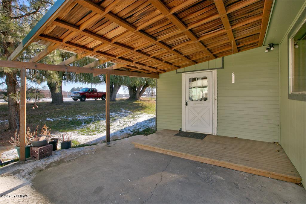 641 Lombard Loop Road Wapato, WA 98951 - Photo 5 of 18 a view of a porch