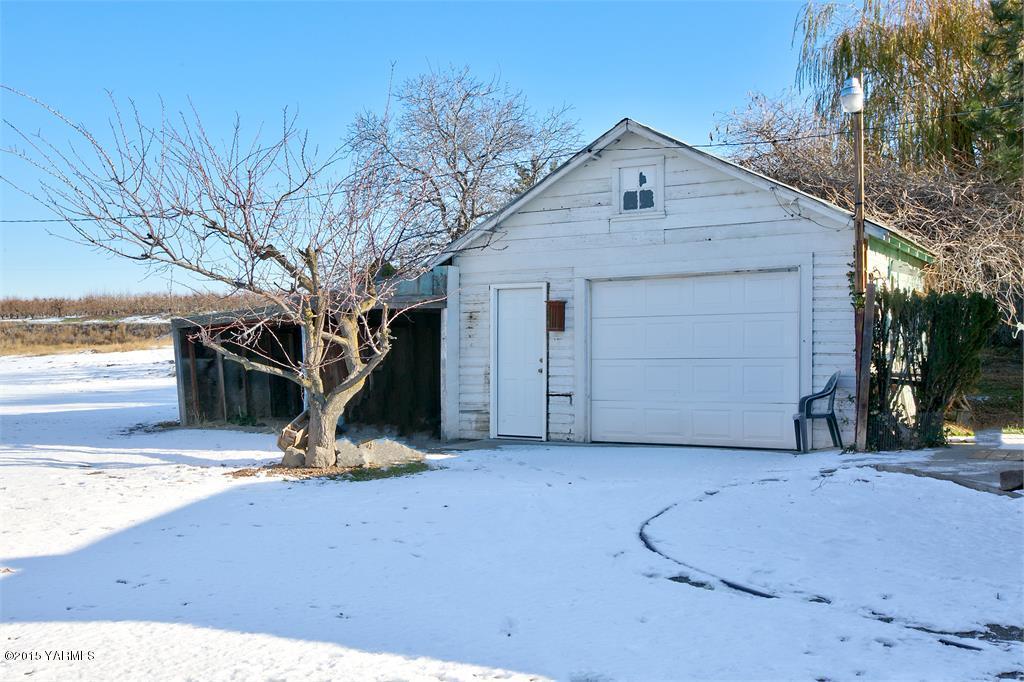 641 Lombard Loop Road Wapato, WA 98951 - Photo 6 of 18 a view of a house with a wooden fence