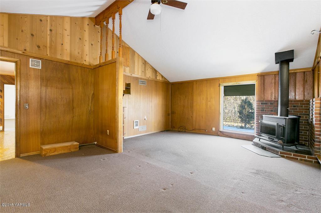 641 Lombard Loop Road Wapato, WA 98951 - Photo 7 of 18 an empty room with windows