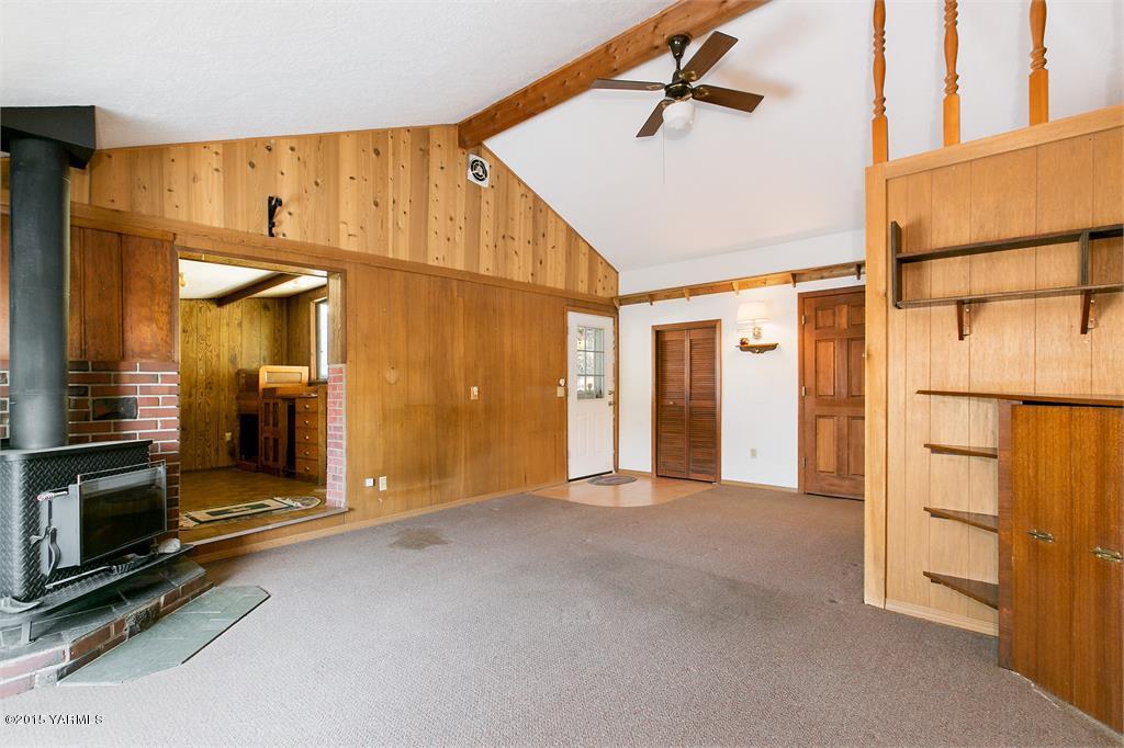 641 Lombard Loop Road Wapato, WA 98951 - Photo 8 of 18 an empty room with windows
