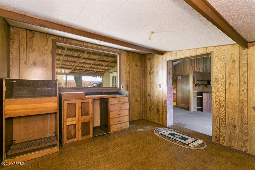 641 Lombard Loop Road Wapato, WA 98951 - Photo 9 of 18 a view of a livingroom with furniture and windows