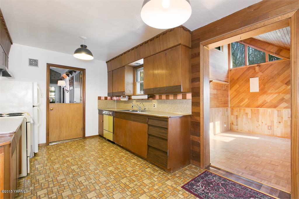 641 Lombard Loop Road Wapato, WA 98951 - Photo 10 of 18 a kitchen with a refrigerator and a sink
