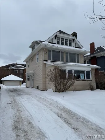 $2,095 | 107 Humboldt Parkway, Unit A, Buffalo, NY 14214