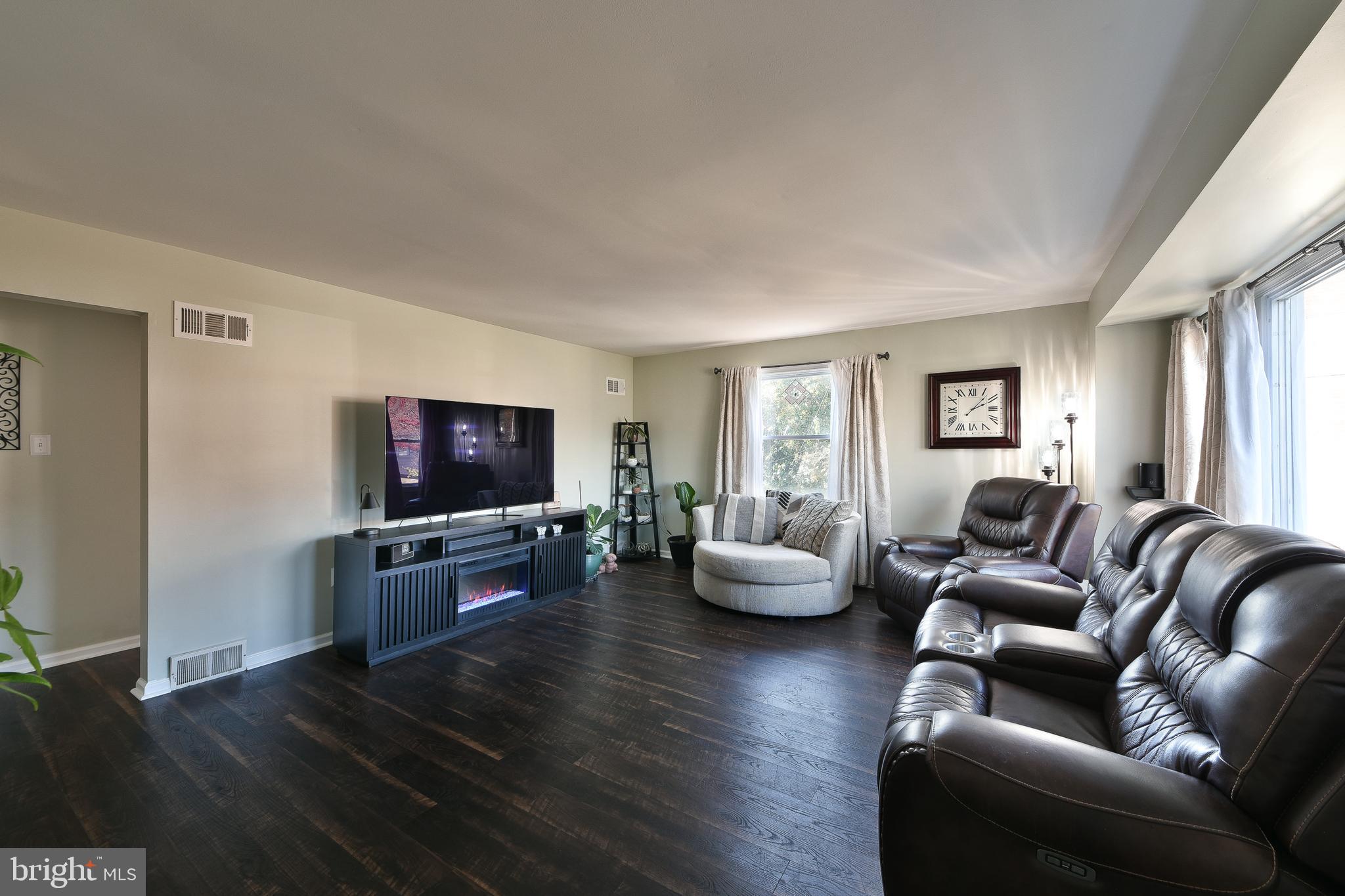 314 Ogden Place Springfield, PA 19064 - Photo 7 of 48 Main Living Area