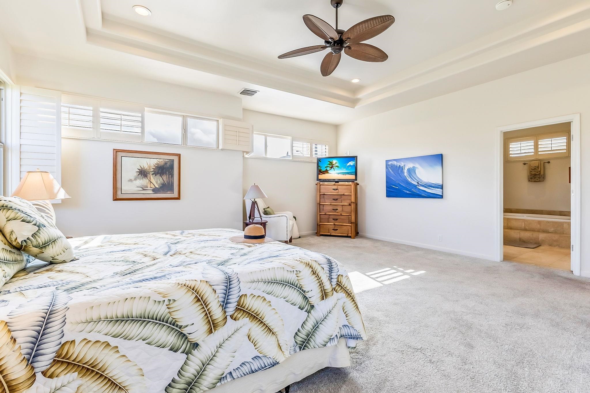 302 Kahana Ridge Drive Lahaina, HI 96761 - Photo 17 of 50 a bedroom with a bed and a chandelier