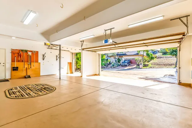 $2,125,000 | 302 Kahana Ridge Drive, Lahaina, HI 96761