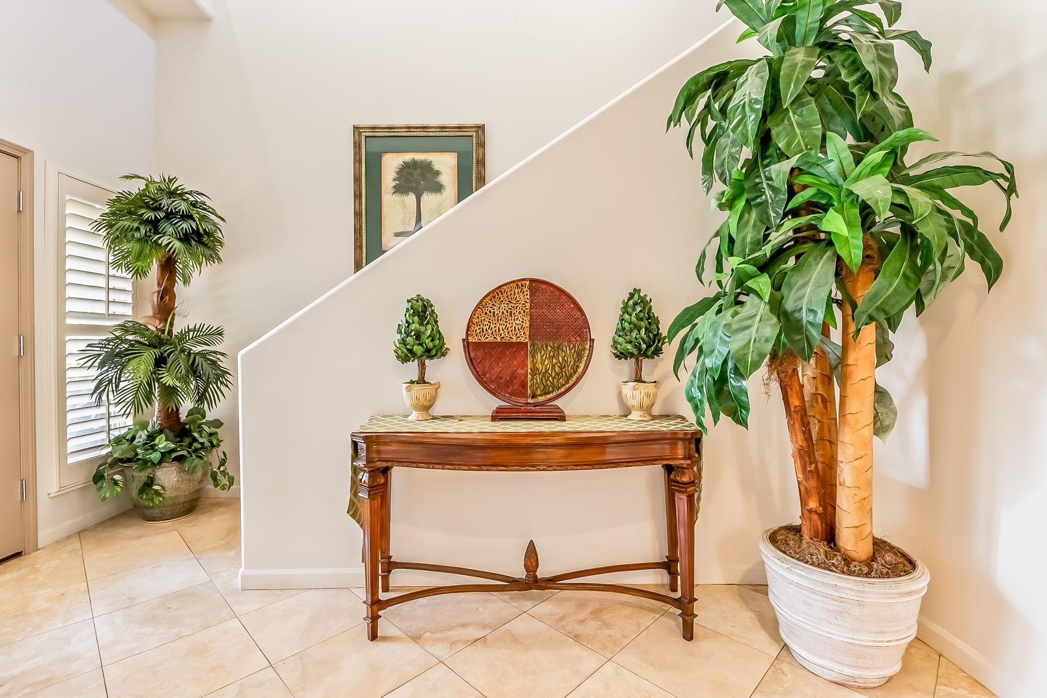 302 Kahana Ridge Drive Lahaina, HI 96761 - Photo 5 of 50 a living room with furniture and a potted plant