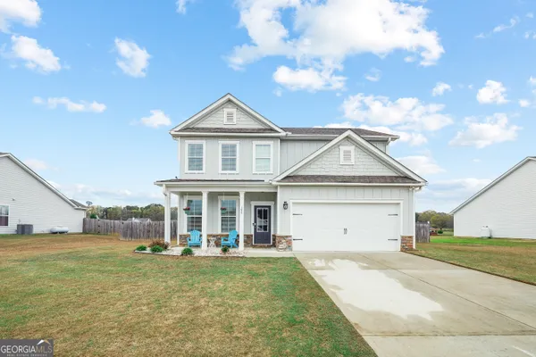 a view of a house with a yard