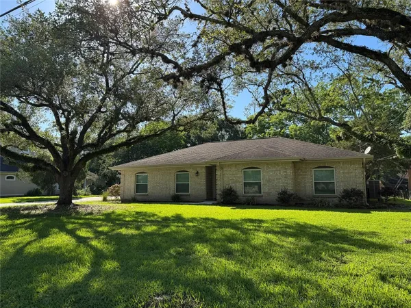 $2,750 | 304 South Shadowbend Drive, Friendswood, TX 77546