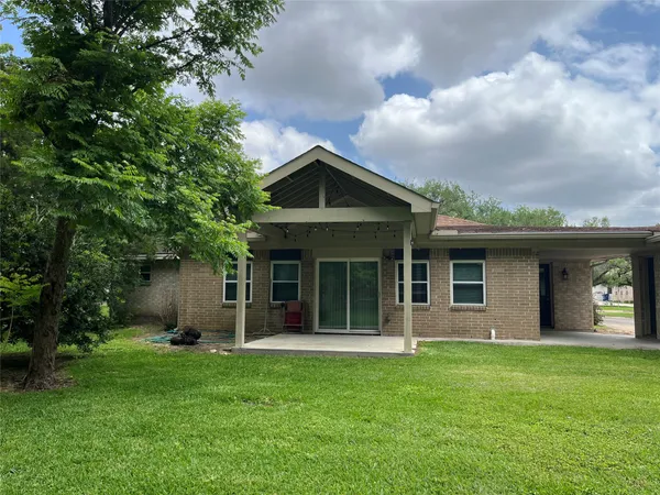 $2,750 | 304 South Shadowbend Drive, Friendswood, TX 77546