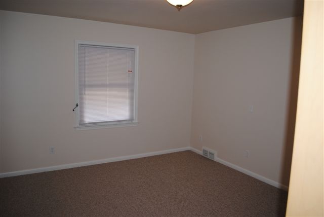 160 Ridgemont Road Grosse Pointe, MI 48236 - Photo 12 of 17 31031697-12.JPG