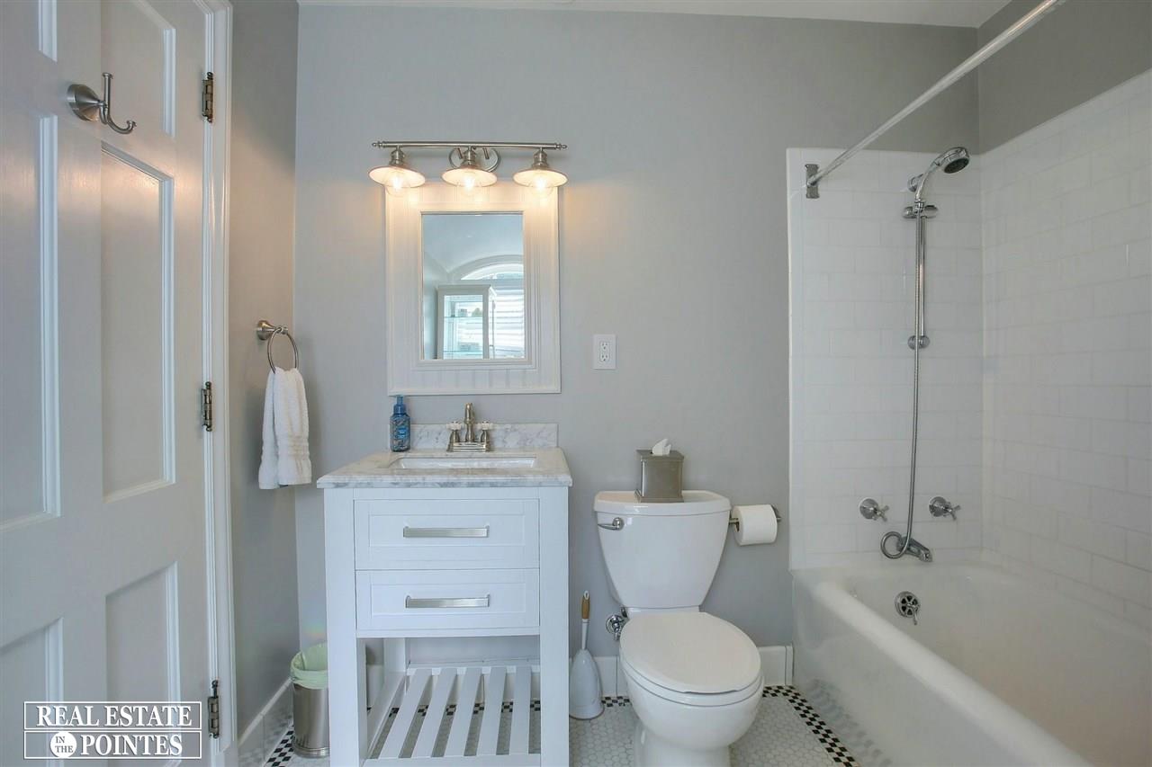 253 Lewiston Road Grosse Pointe Farms, MI 48236 - Photo 25 of 41
