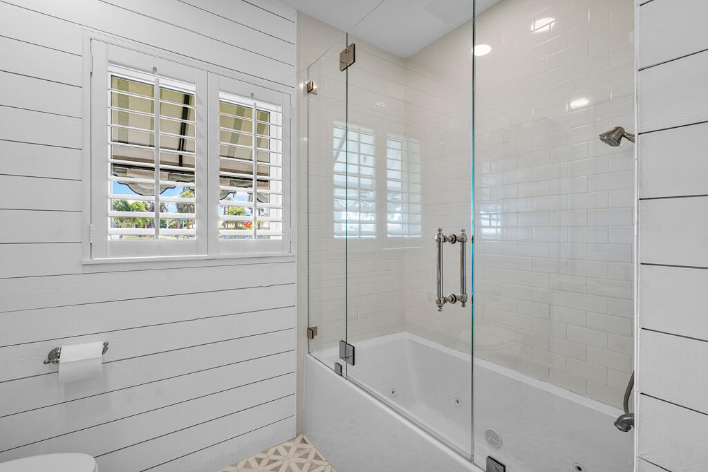 999 Elderberry Way Boca Raton, FL 33486 - Photo 46 of 65 Shiplap Guest Bath w/ Jacuzzi Tub