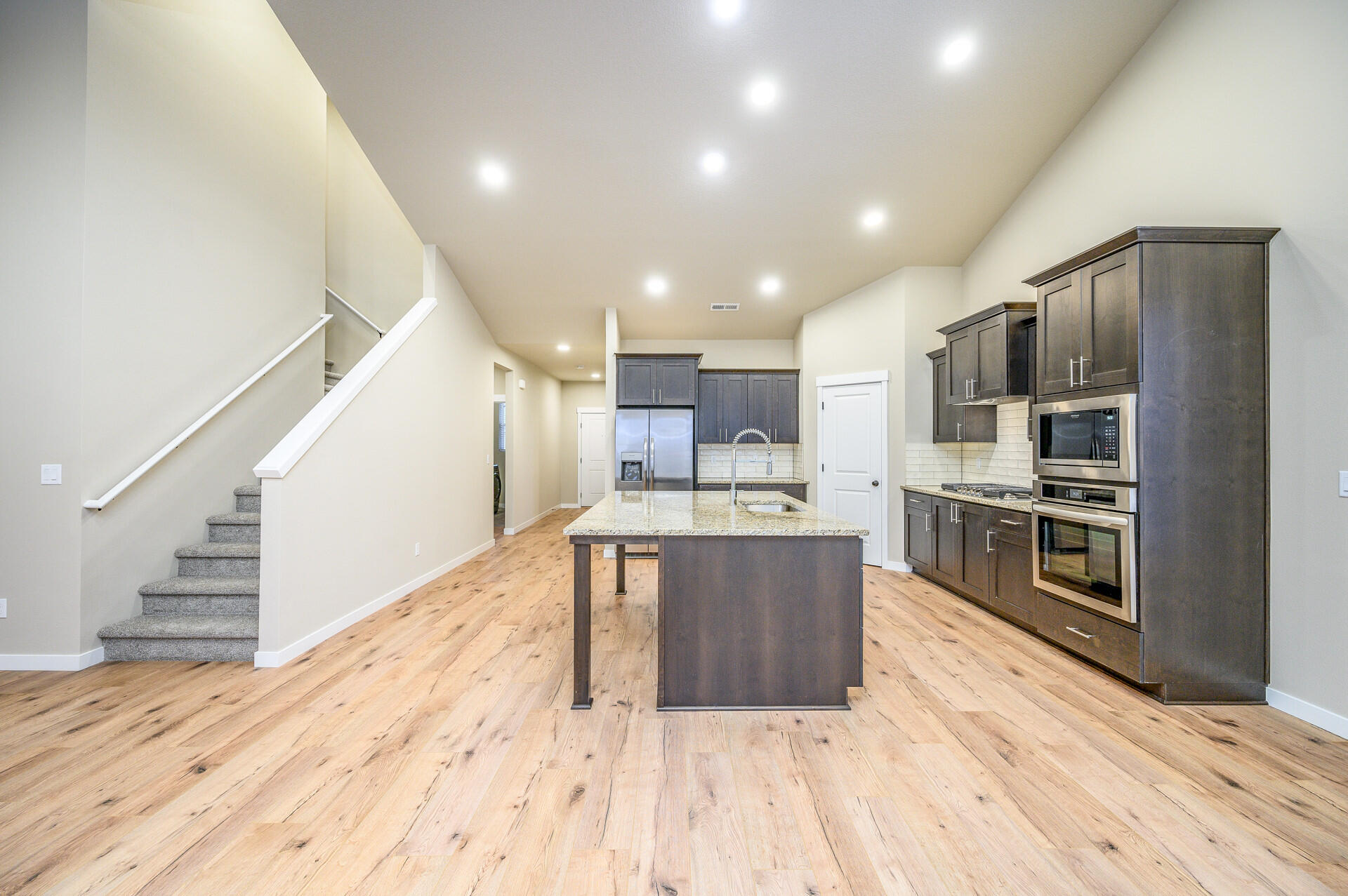 1516 Poppy Ridge Drive, Unit 326 Eagle Point, OR 97524 - Photo 10 of 23 599_1640quartz-7