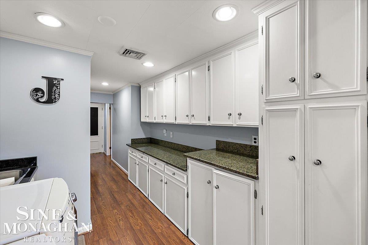 595 Thorntree Road Grosse Pointe, MI 48236 - Photo 26 of 64 50168462-dfe5e23d-0cf8-42c8-a4f6-db770b34483a.JPG