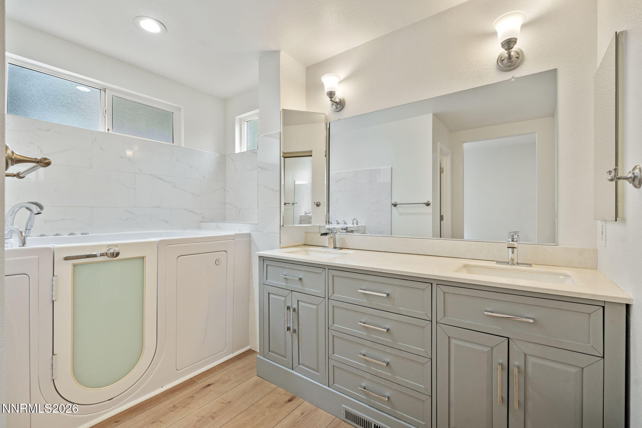 856 Francesca Way Sparks, NV 89436 - Photo 24 of 40 Primary Bathroom