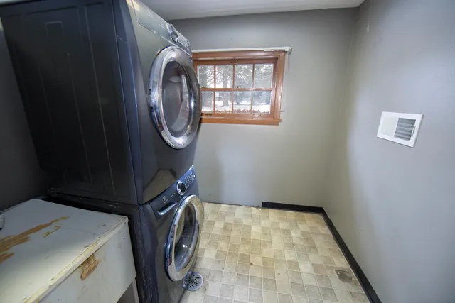 $525,000 | 2261 West Kenboern Drive, Glendale, WI 53209