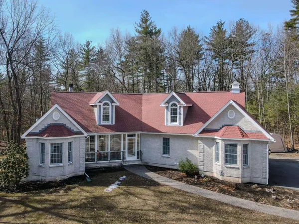 $750,000 | 240 Main Street, Pelham, NH 03076