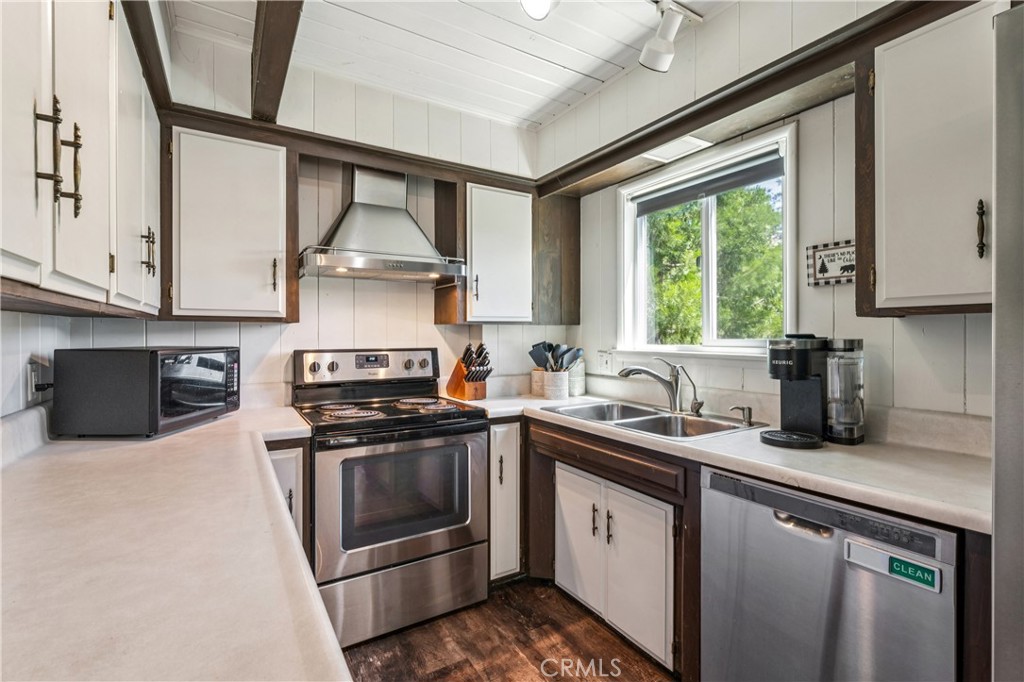 686 Grass Valley Road Lake Arrowhead, CA 92352 - Photo 13 of 55